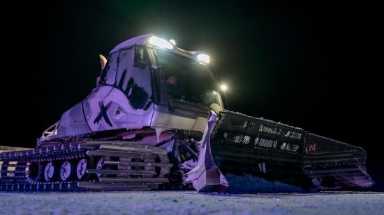 吉林市松花湖滑雪度假區(qū)內(nèi)，壓雪車(chē)正在平整雪道。新華社記者 唐成卓 攝